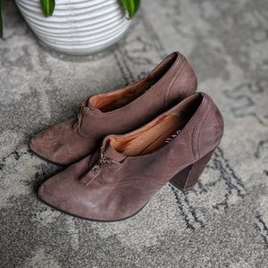 704b leather heels